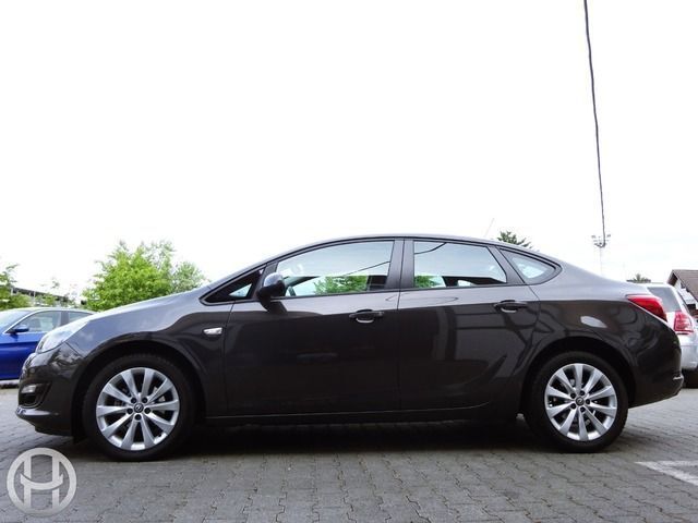 Gebraucht Opel Astra 140 PS (102 kW) 2013 Grau metallic Limousine