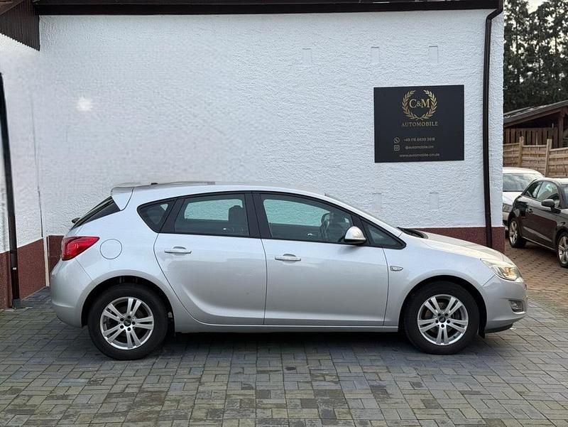 Gebraucht Opel Astra 140 PS (102 kW) 2010 Silber Limousine
