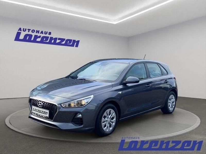 Gebraucht Hyundai i30 95 PS (69 kW) 2017 Pepper grey (braun) Limousine