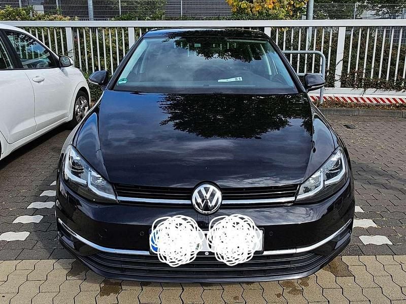Schwarz Gebraucht 2017 VW Golf VII Comfortline Limousine | 9.500 € - Bild 1/4