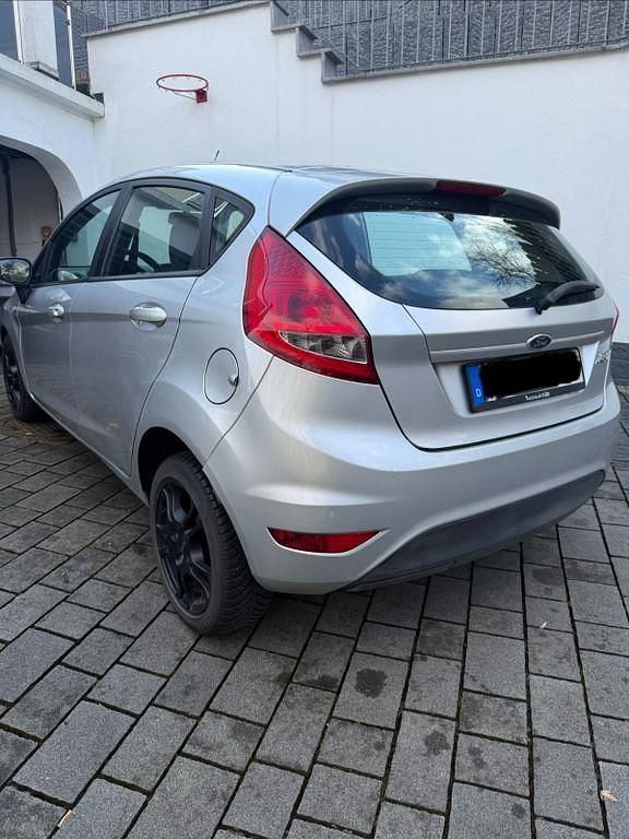 Gebraucht Ford Fiesta Ambiente 69 PS (50 kW) 2012 Silber Kleinwagen