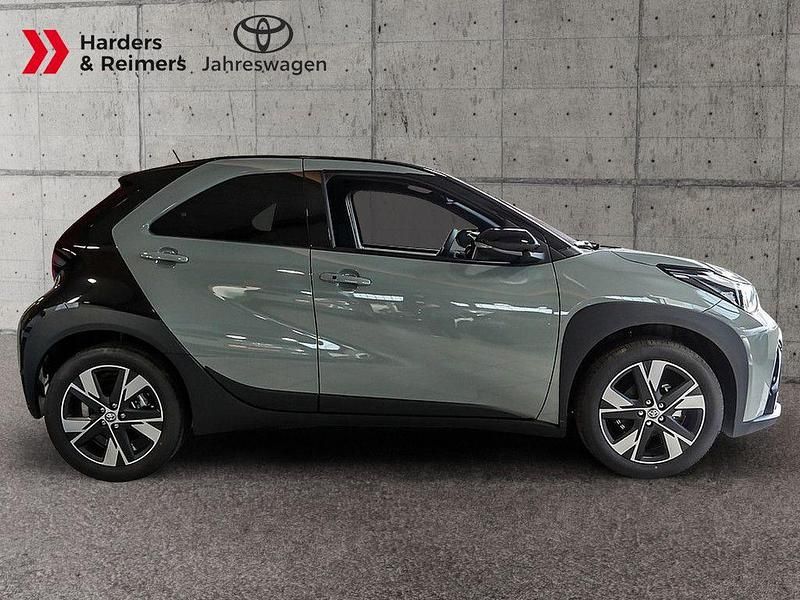 Neu Toyota Aygo X 116 PS (85 kW) 2025 Grün SUV