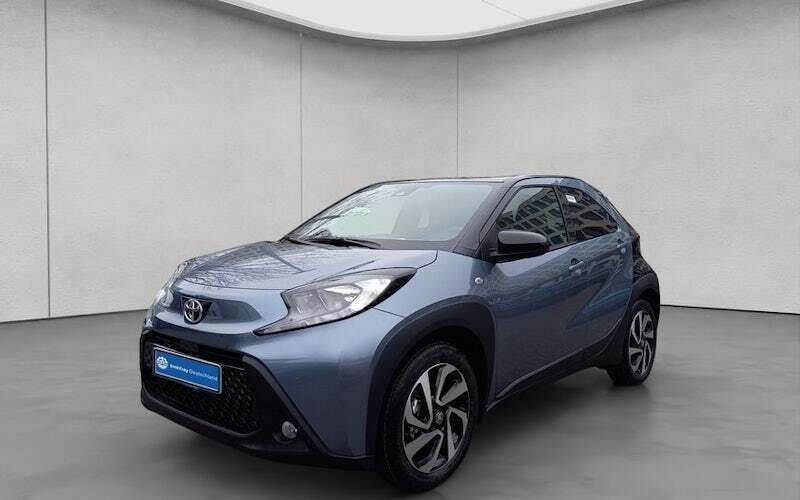 Beige Neu 2025 Toyota Aygo Play Kleinwagen | 18.340 € - Bild 1/4