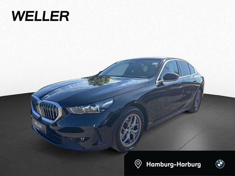 Black sapphire (schwarz) Gebraucht 2024 BMW 520 Comfort Edition Limousine | 46.450 € (Superpreis) - Bild 1/4