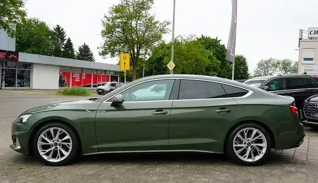 Gebraucht Audi A5 Sportback Sport 195 PS (143 kW) 2023 Distriktgrün metallic Kleinwagen