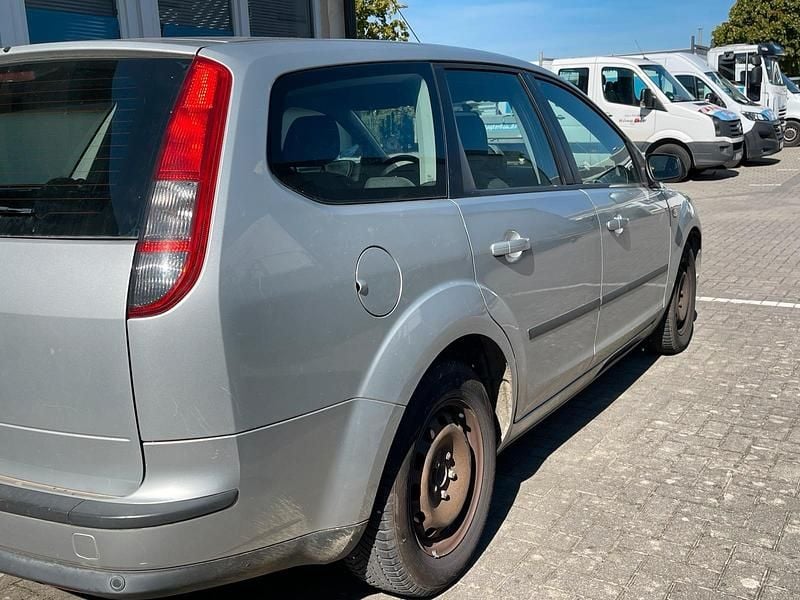 Grau Gebraucht 2006 Ford Focus Kombi | 2.000 € (Fairer Preis) - Bild 1/4