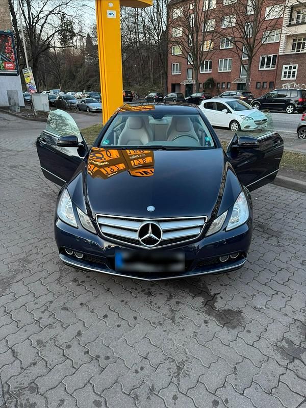 Gebraucht Mercedes E200 184 PS (135 kW) 2010 Blau Coupé