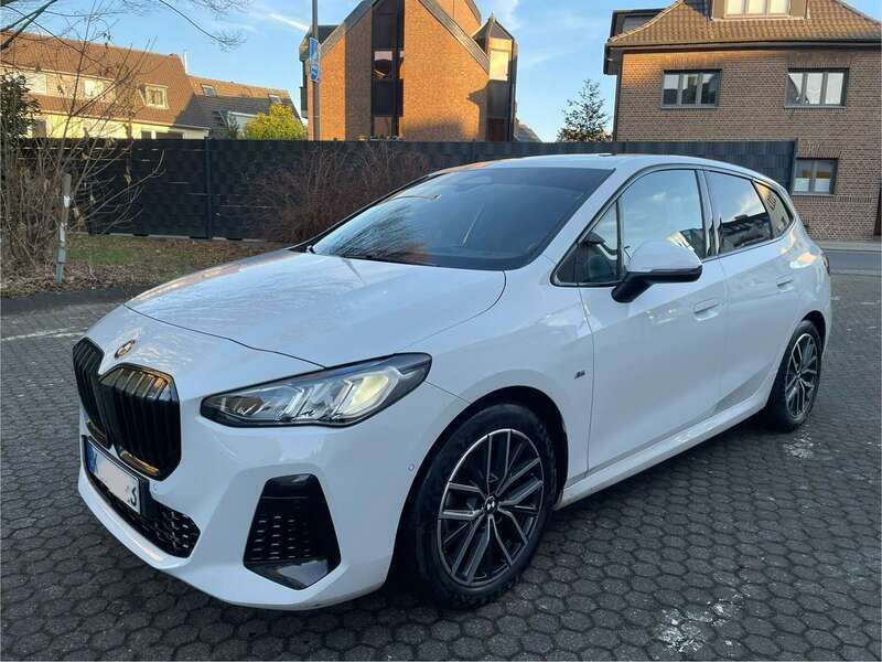 Weiß Gebraucht 2022 BMW 218 Active Tourer Luxury Line Van / Kleinbus | 30.800 € (Etwas zu teuer) - Bild 1/4