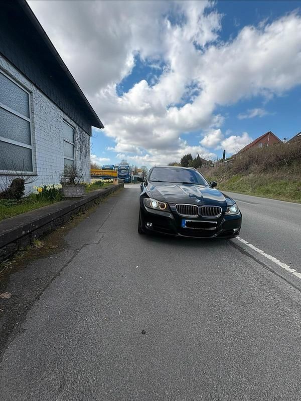 Gebraucht BMW 325 218 PS (160 kW) 2011 Schwarz Kombi