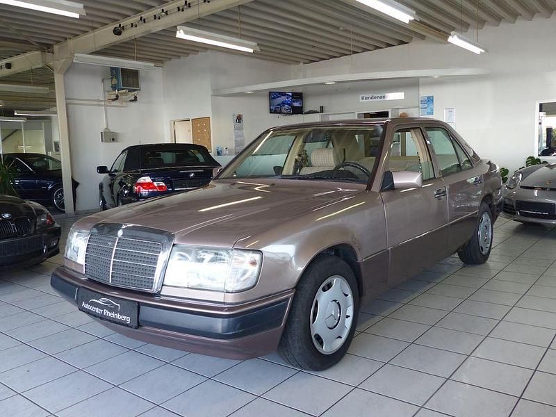 Grau Gebraucht 1993 Mercedes E200 Limousine | 5.000 € - Bild 1/4