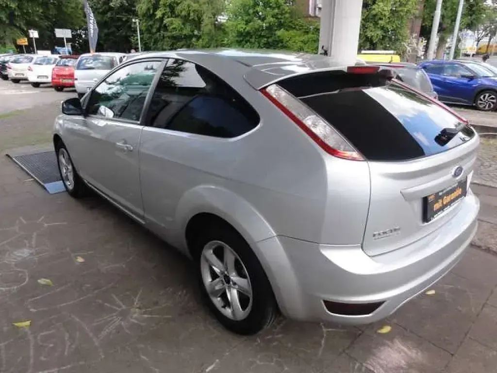 Gebraucht Ford Focus Style 101 PS (74 kW) 2010 Polarsilber metallic (metallic) Kleinwagen