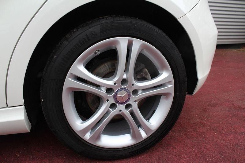 Gebraucht Mercedes A180 Urban 122 PS (89 kW) 2014 Weiß Kleinwagen