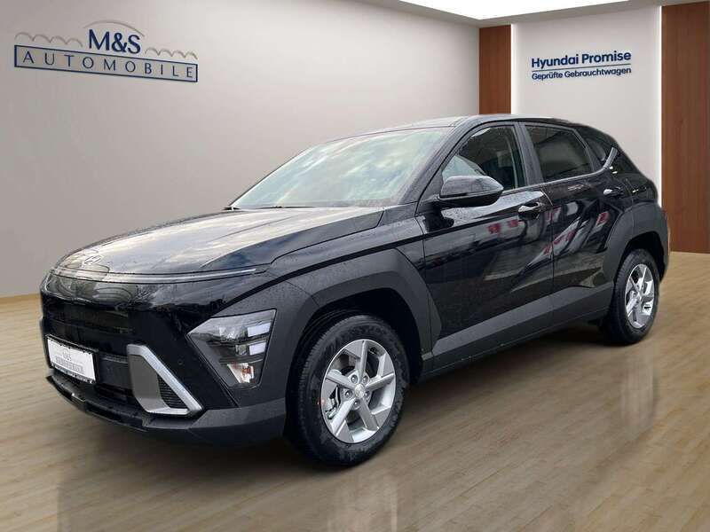 Abyss black Neu 2024 Hyundai Kona Select SUV | 24.990 € (Fairer Preis) - Bild 1/4