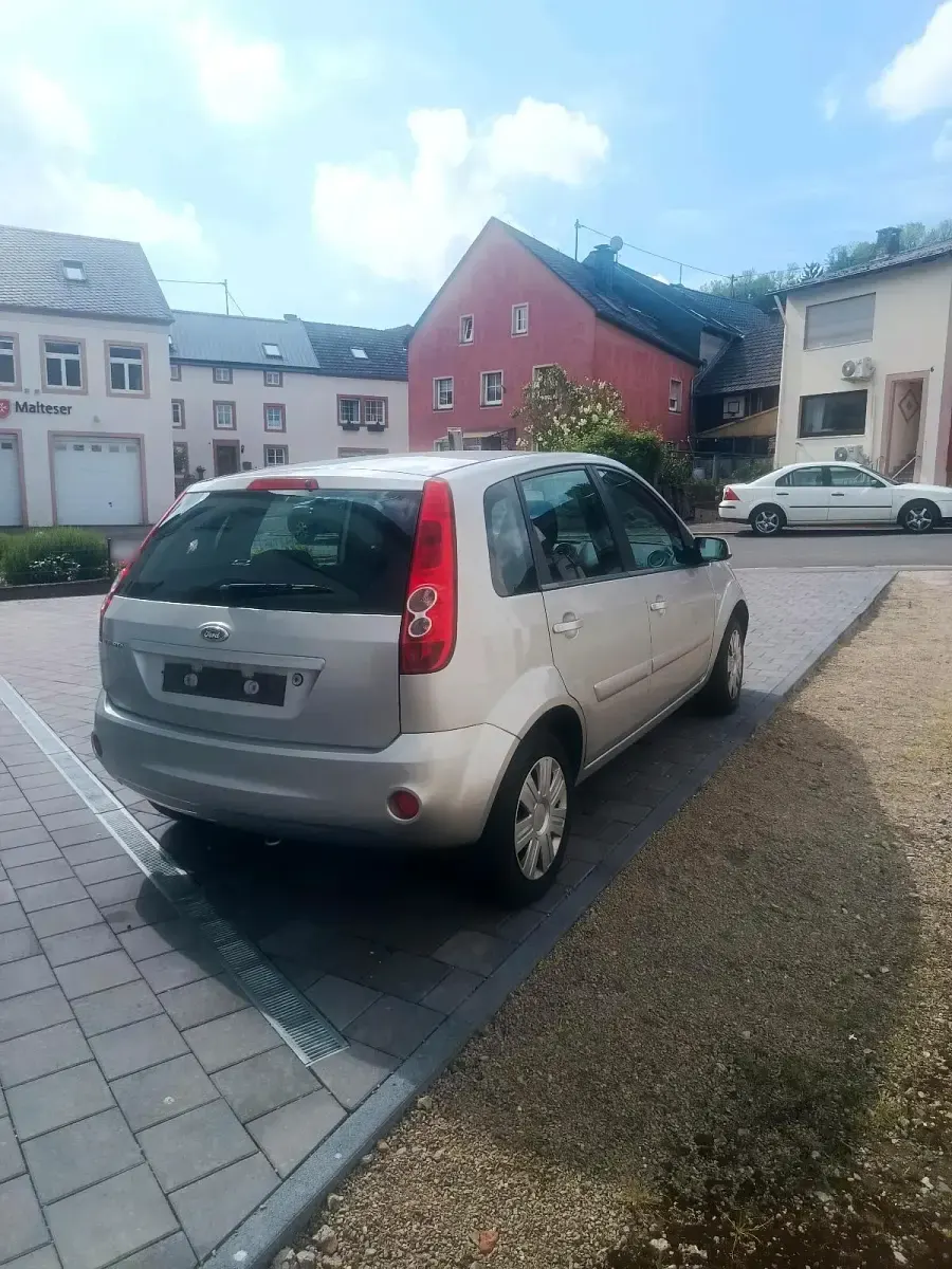 Gebraucht Ford Fiesta 80 PS (58 kW) 2007 Grau Kleinwagen
