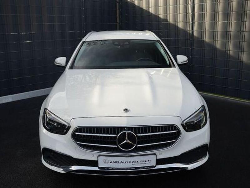 Gebraucht Mercedes E300 194 PS (142 kW) 2022 Weiß Limousine