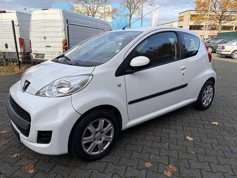 Gebraucht Peugeot 107 Urban Move 68 PS (50 kW) 2011 Weiß Kleinwagen