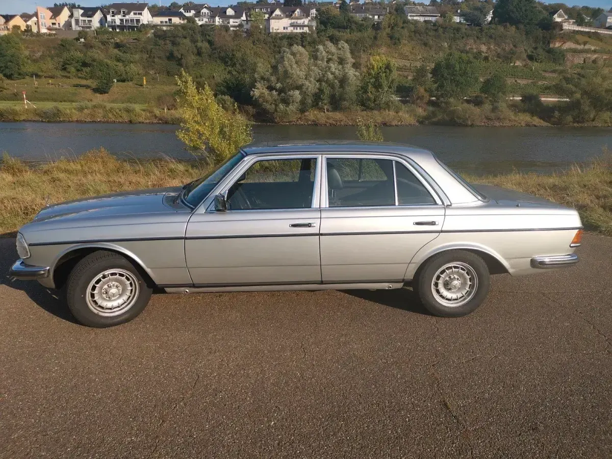 Gebraucht Mercedes E280 177 PS (130 kW) 1978 Silber Limousine