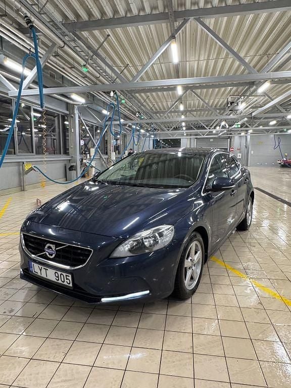 Blau Gebraucht 2014 Volvo V40 Momentum Limousine | 4.050 € (Superpreis) - Bild 1/4