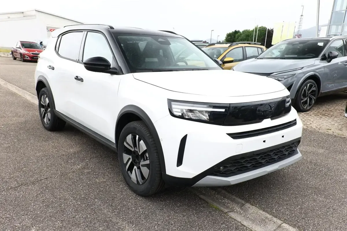 Neu Opel Frontera S 145 PS (106 kW) 2025 Arktis weiß / dach schwarz arktis weiß / dach schwarz SUV
