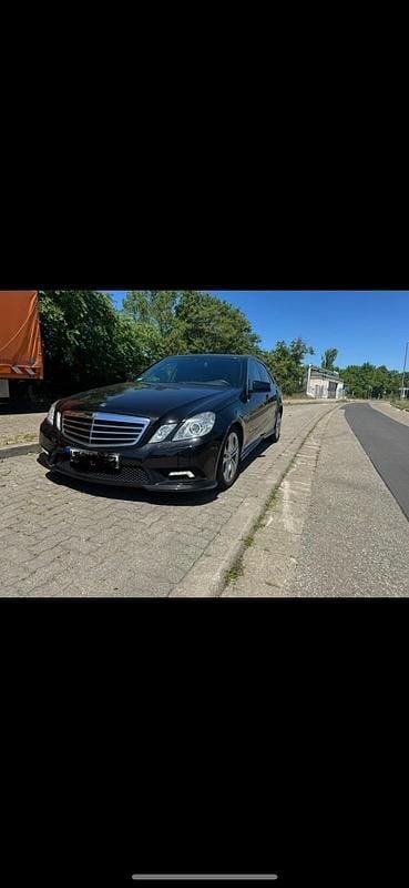 Schwarz Gebraucht 2010 Mercedes E350 AMG line Limousine | 7.900 € (Superpreis) - Bild 1/4