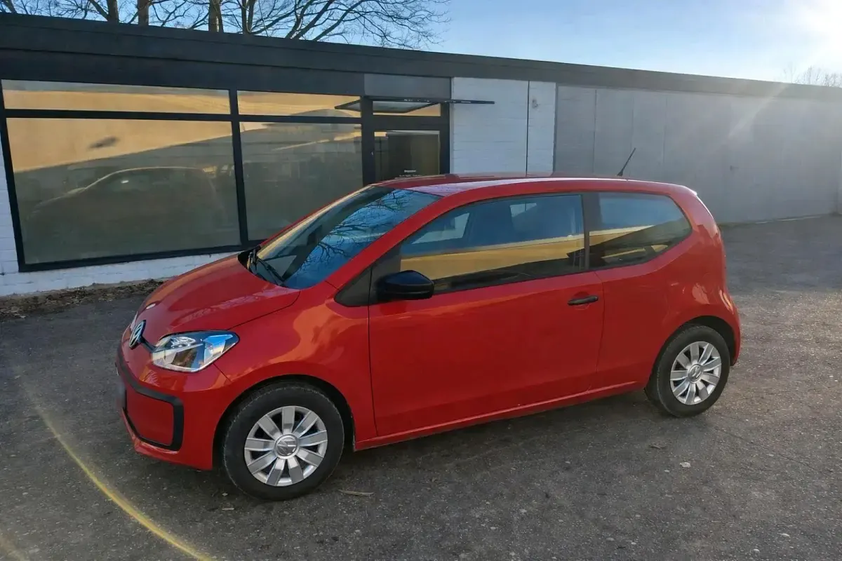 Usado VW up! 60 CV (44 kW) 2017 Rojo Utilitario