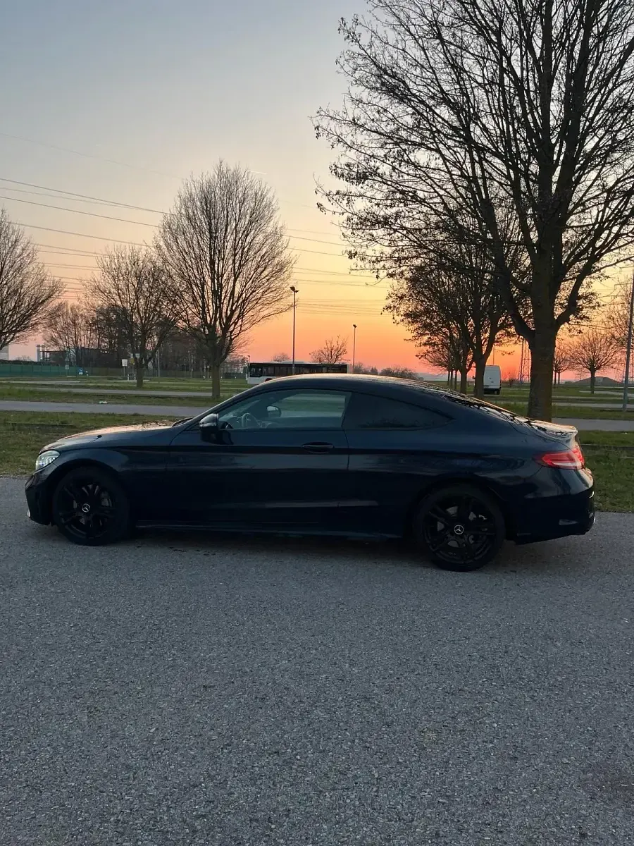 Gebraucht Mercedes C300 AMG line 255 PS (187 kW) 2018 Blau Coupé