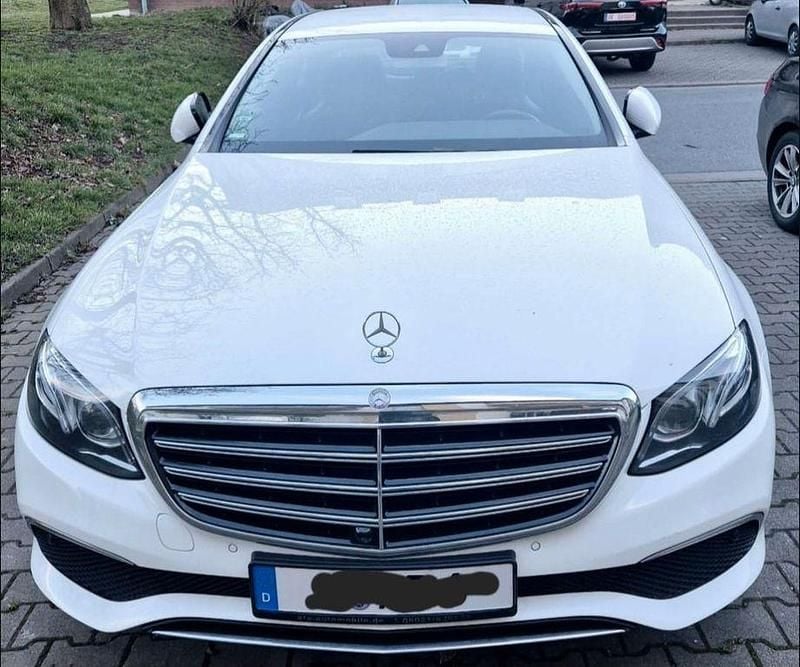 Weiß Gebraucht 2016 Mercedes E220 Avantgarde Limousine | 22.999 € (Superpreis) - Bild 1/4