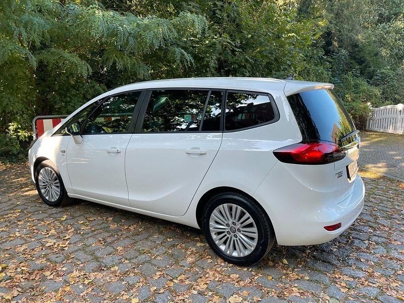 Weiß Gebraucht 2016 Opel Zafira Tourer drive Van / Kleinbus | 10.480 € (Fairer Preis) - Bild 1/4