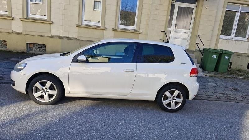 Gebraucht VW Golf VI 105 PS (77 kW) 2011 Weiß Kleinwagen