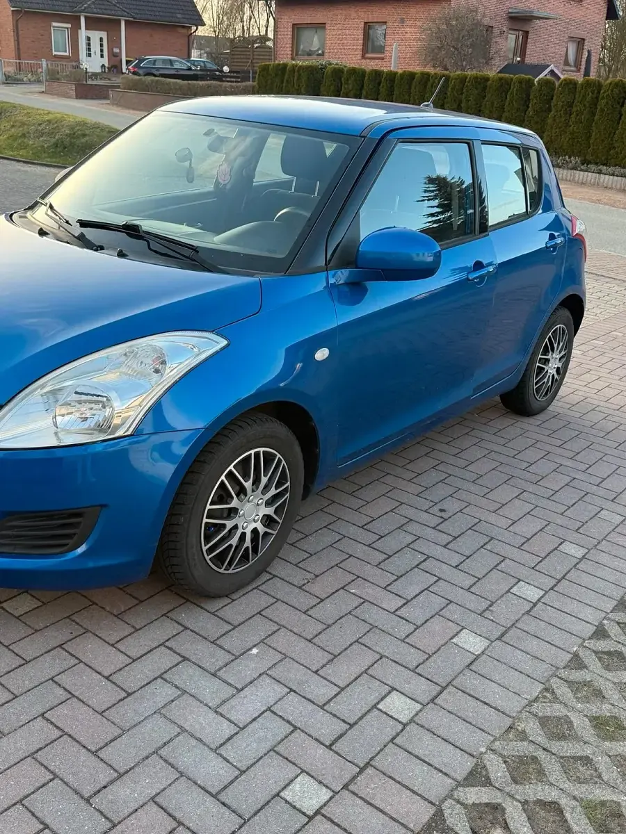 Second-hand Suzuki Swift 94 CP (69 kW) 2011 Albastru Hatchback