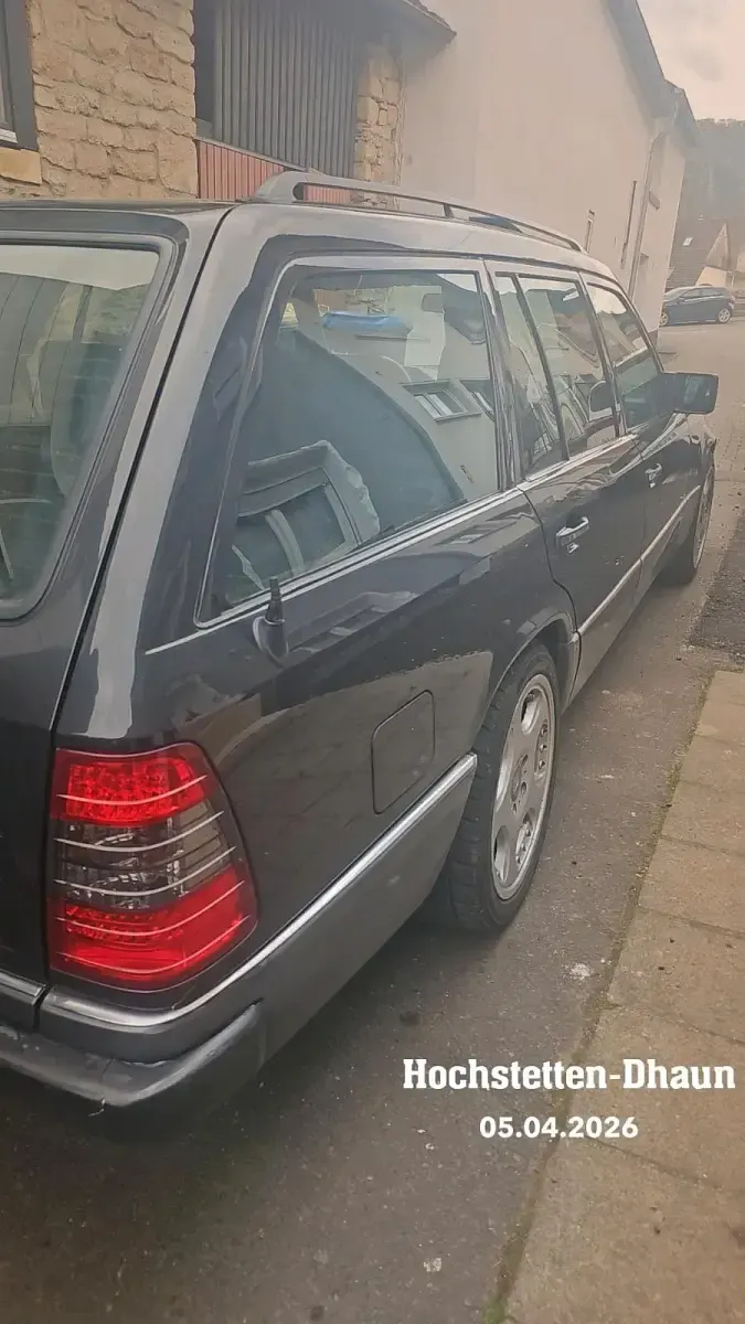 Używany Mercedes E220 150 KM (110 kW) 1993 Czarny Kombi