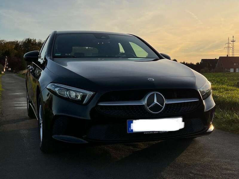 Schwarz Gebraucht 2019 Mercedes A180 Limousine | 18.000 € (Fairer Preis) - Bild 1/4