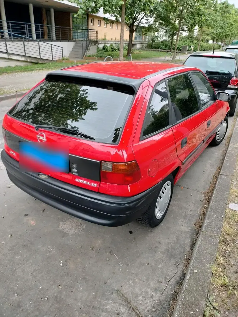 Gebraucht Opel Astra 75 PS (55 kW) 1996 Rot Limousine