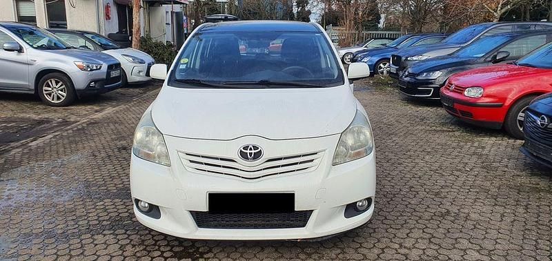 Gebraucht Toyota Verso Basis 126 PS (92 kW) 2011 Weiß Van / Kleinbus