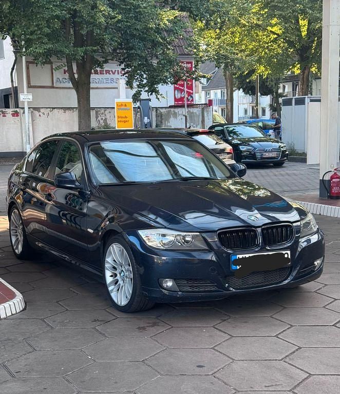 Blau Gebraucht 2009 BMW 330 Limousine | 8.950 € (Fairer Preis) - Bild 1/4
