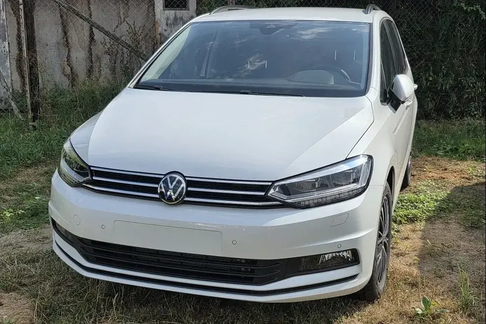 Neu VW Touran Comfortline 122 PS (89 kW) 2026 Weiß Van / Kleinbus