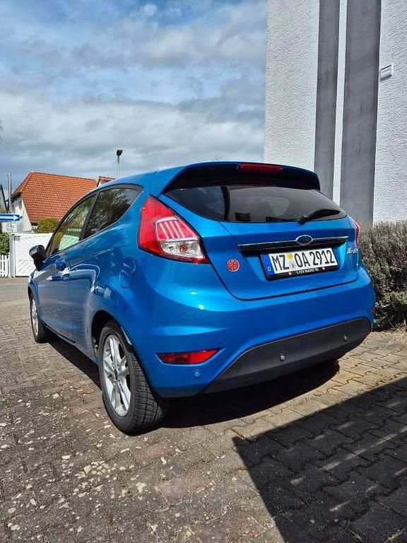 Gebraucht Ford Fiesta Titanium 95 PS (69 kW) 2016 Blau Kleinwagen