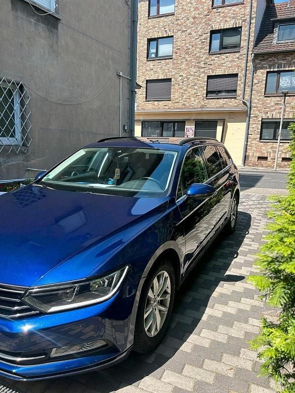 Blau Gebraucht 2018 VW Passat Kombi | 9.999 € (Superpreis) - Bild 1/4