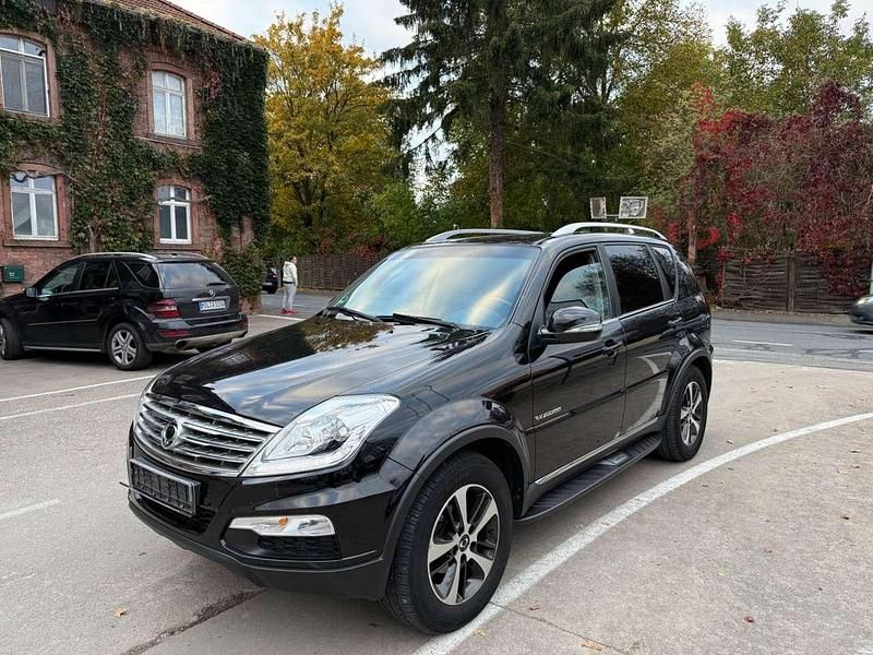 Schwarz Gebraucht 2016 Ssangyong (KGM) Rexton Sapphire SUV | 16.999 € - Bild 1/3