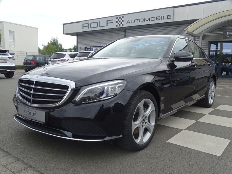 Schwarz obsidianschwarz metalliclack (metallic) Gebraucht 2018 Mercedes C200 Limousine | 23.980 € (Guter Preis) - Bild 1/4