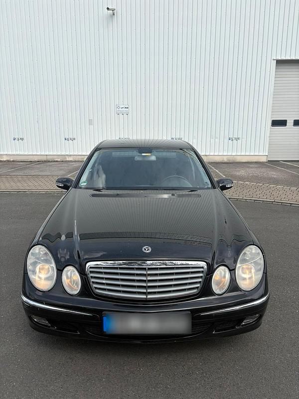 Schwarz Gebraucht 2004 Mercedes E220 Limousine | 2.500 € (Guter Preis) - Bild 1/4