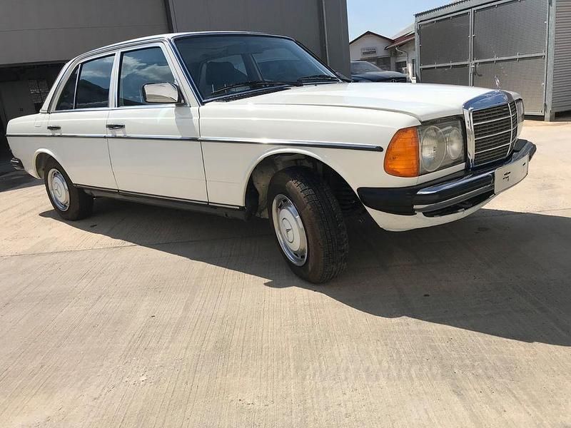 Gebraucht Mercedes 200 107 PS (78 kW) 1982 Weiß Limousine
