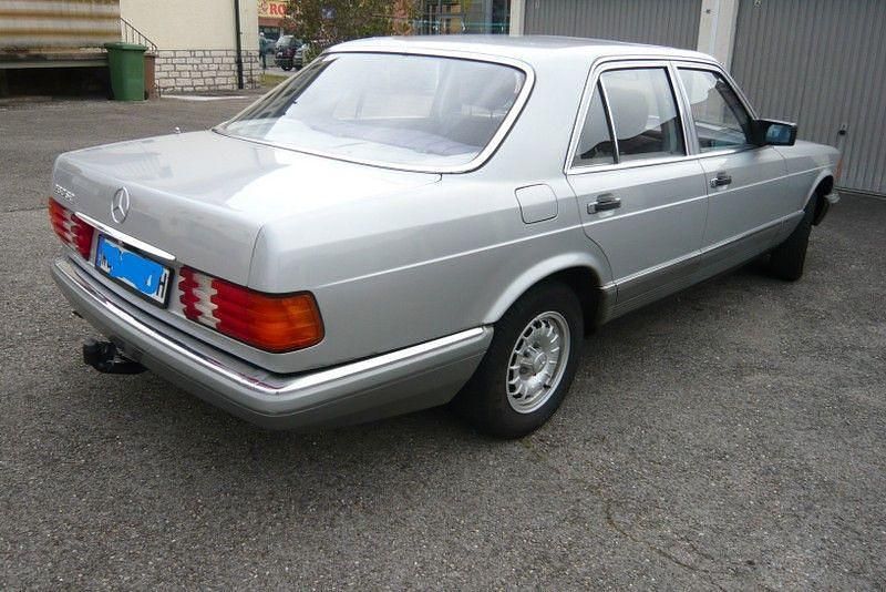Second-hand Mercedes E280 185 CP (136 kW) 1981 Argintiu Berlinǎ
