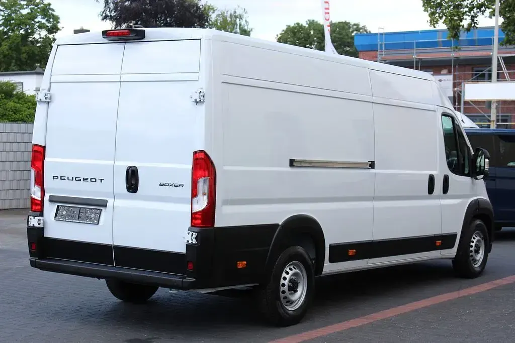 Gebraucht Peugeot Boxer 140 PS (102 kW) 2025 Weiß Van