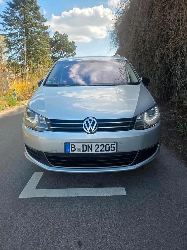 Second-hand VW Sharan 140 CP (102 kW) 2013 Argintiu Monovolum