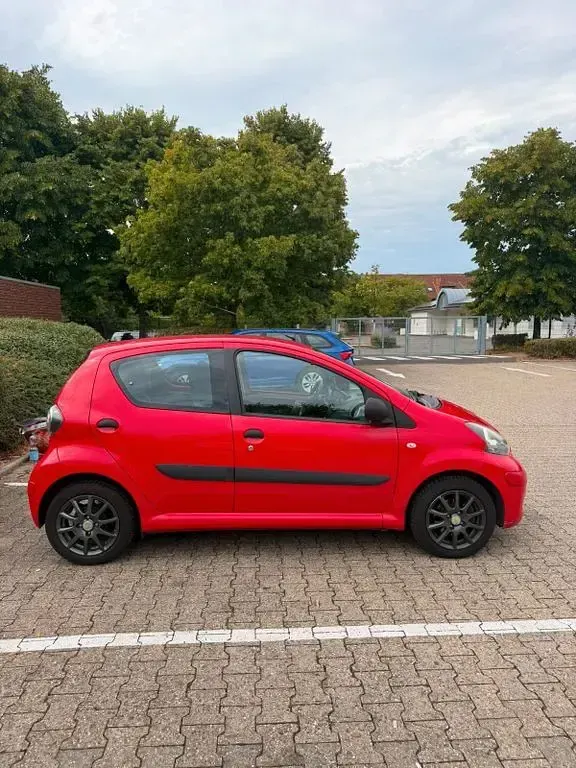 Gebraucht Toyota Aygo 68 PS (50 kW) 2009 Rot Kleinwagen
