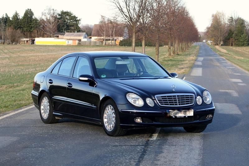Usata Mercedes E200 163 CV (119 kW) 2004 Blu Berlina