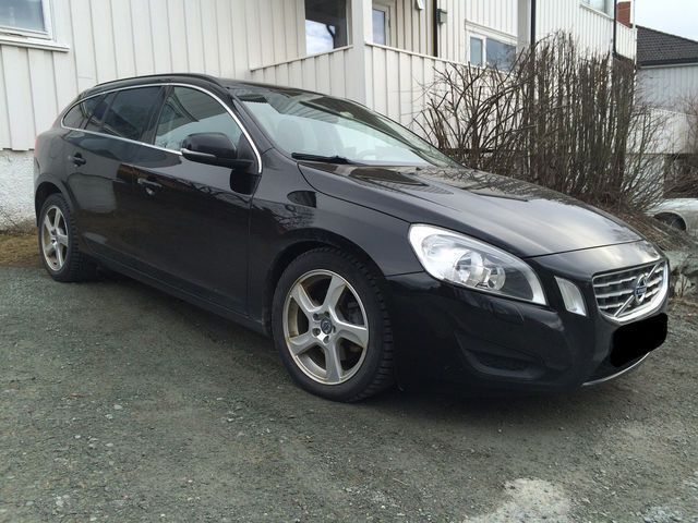 Gebraucht Volvo V60 Drive Kinetic 114 PS (83 kW) 2012 Schwarz metallic Kombi