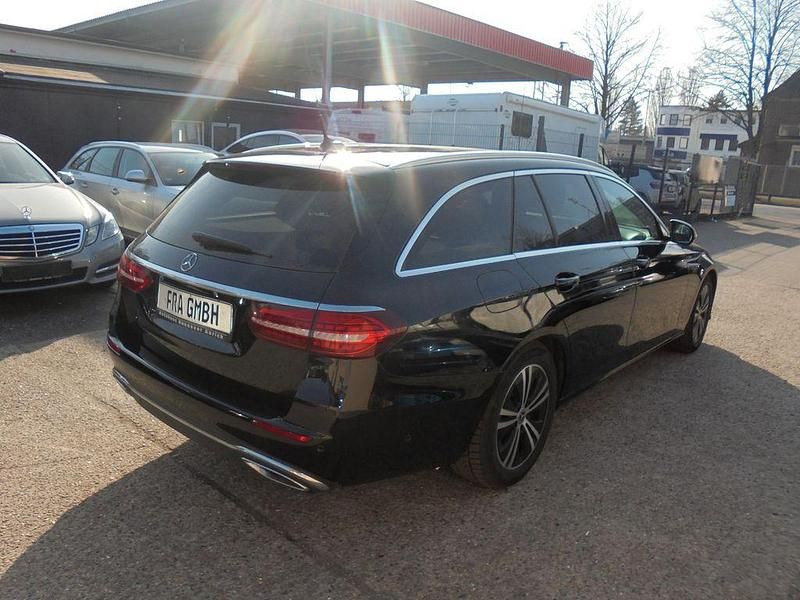 Gebraucht Mercedes E220 200 PS (147 kW) 2022 Schwarz Limousine
