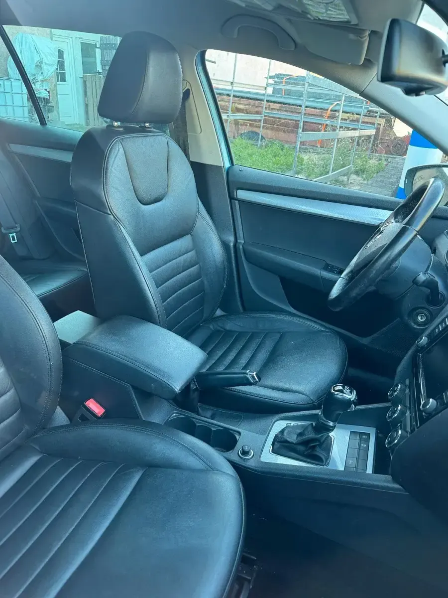 Gebraucht Skoda Octavia Elegance 150 PS (110 kW) 2015 Blau Kombi